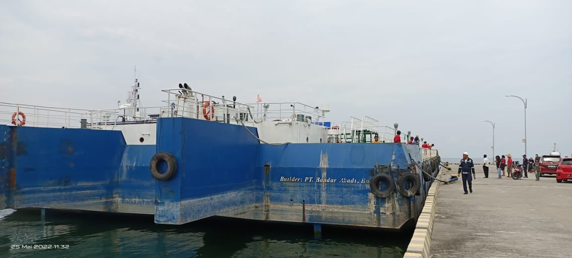 Kapal TB BSI Dibawah Koordinasi PT PELNI Sandar di Pelabuhan Lutra