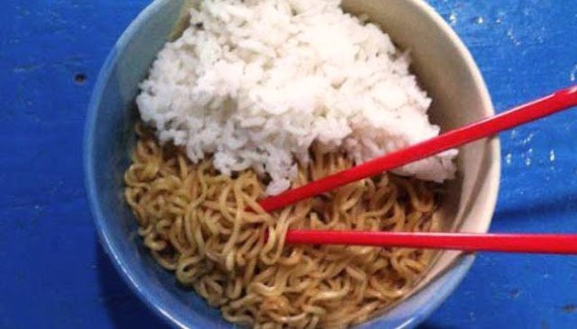 Waspada! Berikut Bahaya Makan Mi Instan Pakai Nasi
