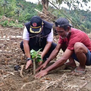Penjabat Gubernur Sulawesi Selatan, Bahtiar Baharuddin (kiri) menanam pohon bersama salah satu warga. (Dok. Humas Pemprov Sulsel).