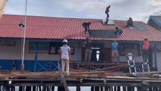 PLN Terangi 18 Sekolah di Pulau Terpencil Muna dan Muna Barat dengan SuperSUN